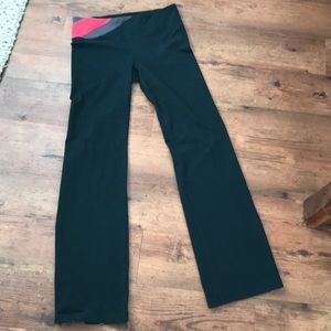 Under Armour size Med fitted bootleg